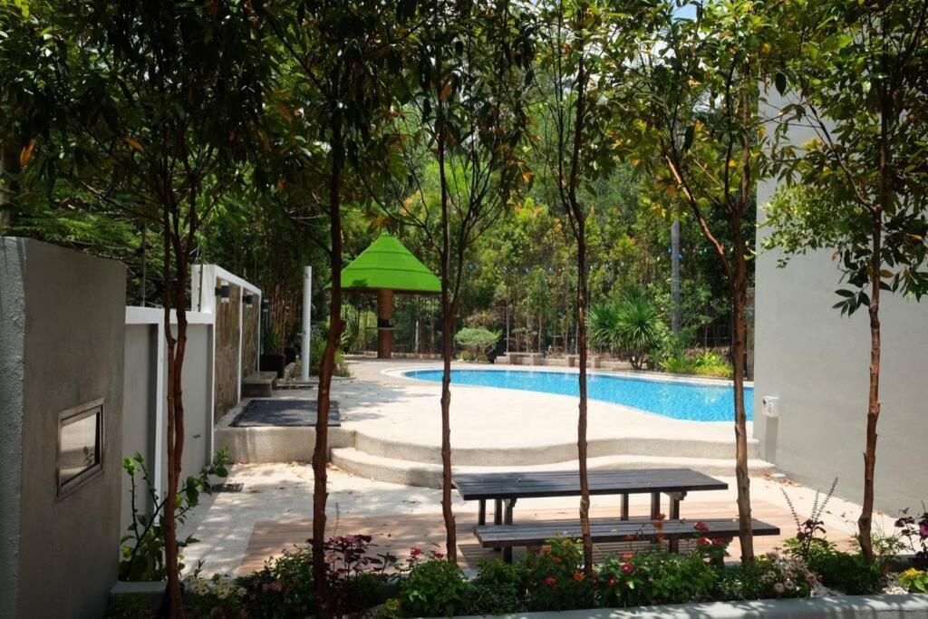 Maxxim Rainforest Retreat - Rawang Ngoại thất bức ảnh